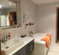 Bathroom with a bathtub and a sink in a 3-room apartment.
