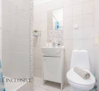 Bathroom with a shower, sink, and toilet, typical for hotels and guesthouses.