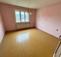A room in a 3-room apartment, red walls, wooden floor on Lietavská Lúčka street.