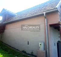 The exterior of the cottage in Hontianske Trsťany with stairs and a roof with red tiles.
