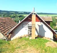 A cottage in Hontianske Trsťany, surrounded by nature and picturesque landscape, offers relaxation.