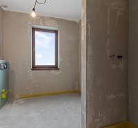 Unfurnished room with a window and plumbing preparation in a family house.