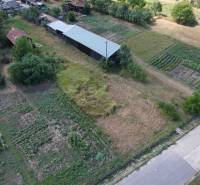 Construction of houses in Štrkovec with fields and greenery in the surroundings.