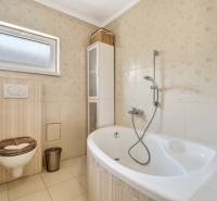 Bathroom with a bathtub and toilet in a 3-room apartment.
