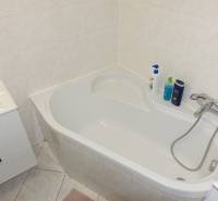 Bathroom with a bathtub and a sink in a 3-room apartment.