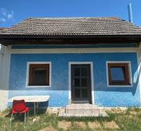 Blue house with a sloped roof on Breitegasse in Illmitz, apartment construction.