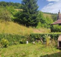 A beautiful garden at the cottage in Malá Lodina on Ružín, with a view of the slope.