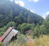 A cottage in Malá Lodina on Ružín surrounded by hills and dense forest.