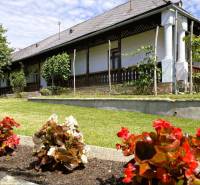 A family house in Pányok with a beautifully landscaped garden and flower beds.