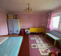 A children's room in a family house with pink walls and a play mat.