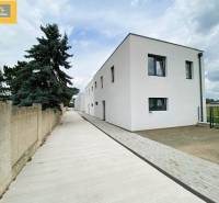 Exterior of the building on Untere Hauptstraße in the town of Potzneusiedl, 5 or more room apartment.