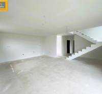 A spacious staircase in a 5 or more room apartment with white walls and an open space.