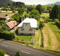 A family house in Konská with a spacious plot, surrounded by greenery and other houses.