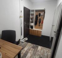 Entrance hall in a one-room apartment with wooden furniture and license plates.