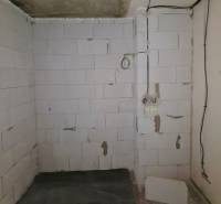 The state of renovation in a 2-room apartment, unfinished walls and electrical installation.