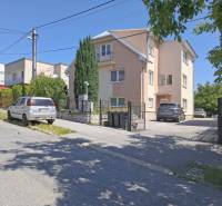A family house with two cars parked in Prešov on Na Rúrkach street.