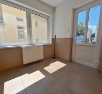 A bright room in a 4-room apartment with large windows and doors to the terrace.