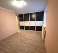 A room in a 4-room apartment with laminate flooring and a built-in wardrobe.