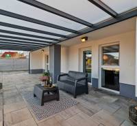 The outdoor terrace of the house on Pluhová Street. Family house, garden, seating area, pergola.