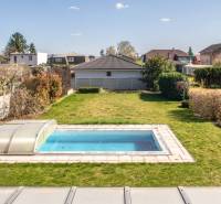 Garden with a pool at a family house on Pluhova Street in Ivanka pri Dunaji.