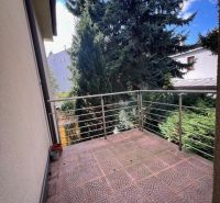 A balcony of a 5 or more room apartment with a view of greenery.