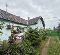A family house in Ludanice with a landscaped garden and ornamental flowers by the window.