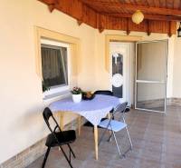 The terrace of a family house in Veľké Kosihy with seating and wooden paneling.