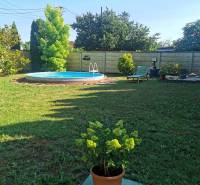 The garden of a family house in Veľké Kosihy with a swimming pool and garden furniture.