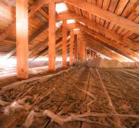 Ceiling with wooden construction and insulating materials in commercial premises.