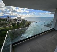 View from the terrace of a holiday apartment in Sarandë to the sea and the surrounding green landscape.