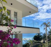 A recreational apartment in Sarandë with a sea view and floral decoration.