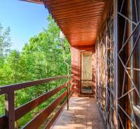 A balcony at the cottage near Ružiná with a view of greenery.