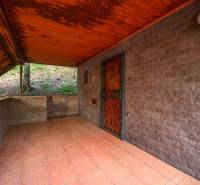Outdoor terrace of the cottage in Ružiná with a wooden ceiling and tiles.