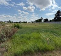 A grassy plot in Potzneusiedl, ideal for living. Clear sky, slightly cloudy.