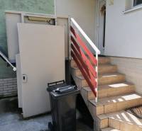 In front of the family house on J.Š.Šikuru Street in Martin, there are stairs and an elevator.