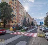 A modular building on Záborského in Poprad with a parking lot and containers into a 3-room apartment.