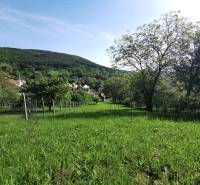 The family house in Nitrianske Sučany offers a view of nature and a hilly backdrop.