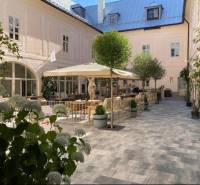 In the historic courtyard of a 2-room apartment in Banská Štiavnica, we find a cozy terrace with flowers.