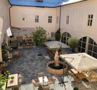 A courtyard with seating and a fountain by a 2-room apartment in Banská Štiavnica.