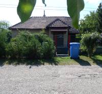 The exterior of the cottage in Klížska Nemá, surrounded by greenery and a gate.