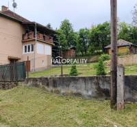 A family house in České Brezová with a garden and beautiful nature in the background.