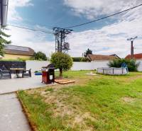The garden of a family house on Poľná Street in Most pri Bratislave with a swimming pool and a grill.