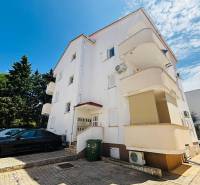 Exterior of the building with a parking lot and 2-bedroom apartments in Novalja.