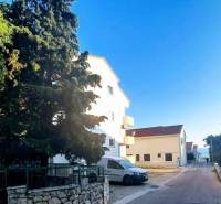 A peaceful street in Novalja with a 2-bedroom apartment and a sea view.