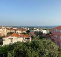 View from a 2-room apartment in Novalja of the sea and surrounding rooftops.