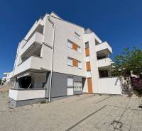 An apartment building with 2-bedroom apartments in the city of Novalja, with spacious parking.