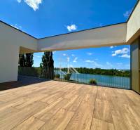 A terrace with a view of the lake in Banka, ideal for a 3-room apartment.