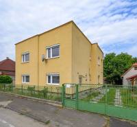 Yellow family house with a garage and a garden in the town of Vidiná.