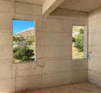 Concrete walls with a view of nature in the interior of the villa.