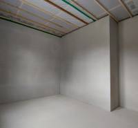Empty room in a family house, with white walls and ceiling insulation.